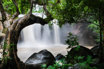 Obrazy na Szkle  wodospad w parku narodowym Khao Yai, Tajlandia
