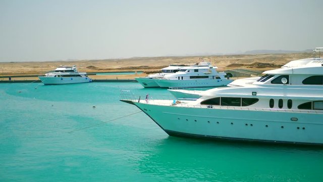 Yacht am Yachthafen in Port Ghalib