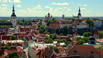 Obraz premium sehr weite Aussicht vom Kirchturm auf Tallinn mit Domberg
