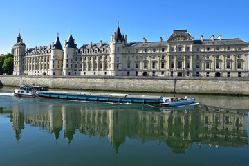 Fototapeta na wymiar Péniche sur la Seine devant la Conciergerie à Paris, France