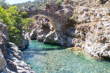 Baignade au Pont Génois d'Asco (Haute-Corse)