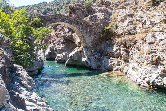 Baignade au Pont G&eacute;nois d'Asco (Haute-Corse)