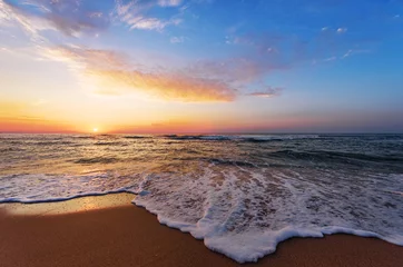 Poster de jardin Mer / coucher de soleil Golden sunrise sunset over the sea ocean waves.
