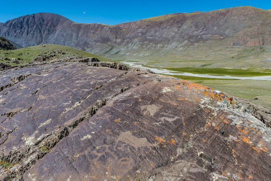 Fels mit Petroglyphen in der Mongolei