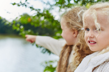 Zwei Mädchen spielen in den Ferien