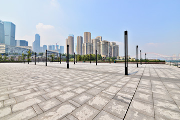 Obraz premium Empty floor with modern skyline and buildings