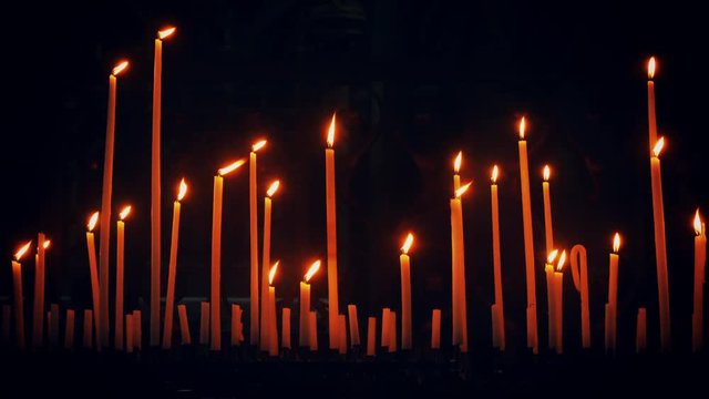 Cierges dans une cath&eacute;drale