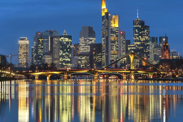 Skyline von Frankfurt in der Dämmerung