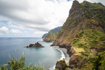 Fototapeta na wymiar Zauberhafte Küstenlinie mit Strand auf Madeira