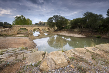 Fototapeta na wymiar Puente antiguo de Pradas. San Agustín. Teruel. España