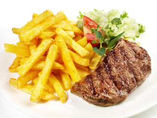 Hüftsteak vom Rind mit Pommes Frites und Salat