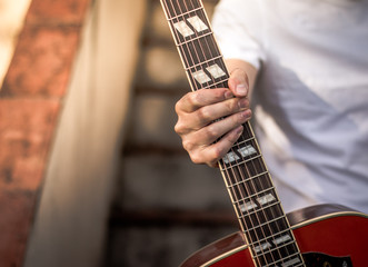 Junger Mann mit Gitarre in der Hand