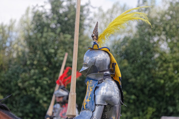 Naklejka premium Chevalier et son heaume, visière baissée avant la bataille d'Azincourt, Pas-de-Calais, France