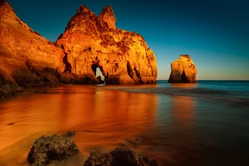 Foto op Plexiglas Een lange blootstelling, gouden uurzonsondergangfoto van het Alvor-strand in Algarve, Portugal © Filipe Samora