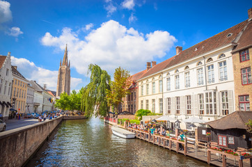 Onze-Lieve-Vrouwekerk en traditionele smalle straatjes in Brugge (Brugge), België