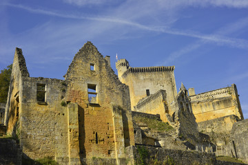 Fototapeta na wymiar Ruines du château fort de Commarque (24620 Les Eyzies), département de la Dordogne, en région Nouvelle-Aquitaine