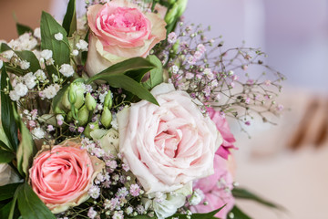 Blumenstrauß mit Rosen und Schleierkraut