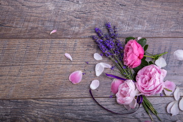 Little bouquet of organic english roses with lavender - nice and beautiful small gift for your women