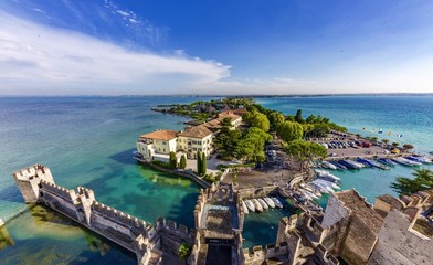 Naklejka premium blick von der burg nach sirmone 