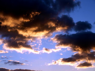 dunkle Wolken im Abendhimmel
