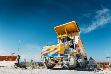 Obraz premium Big yellow mining truck. Work industrial machinery