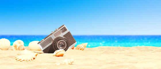 Schöner Strand mit Fotoapparat - Urlaub Konzept