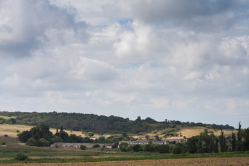 Obraz premium заброшенные фермы abandoned farm amongst the trees and fields