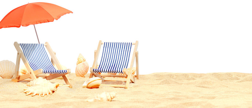Sch&ouml;ner Strand mit Liegest&uuml;hlen - Urlaub Konzept