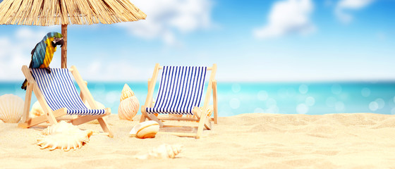 Schöner Strand mit Liegestühlen - Urlaub Konzept