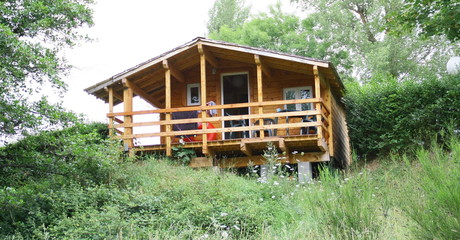 chalet en bois en camping en campagne