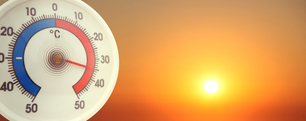Naklejka premium Sommerhitze 35 Grad auf dem Thermometer