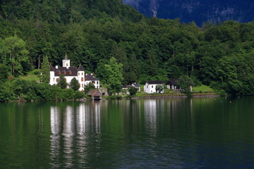 Fototapeta na wymiar Buildings in Hallstatt in front of the lake