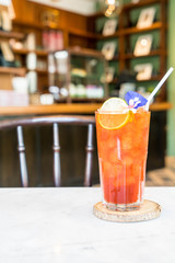 glass of iced tea with lemon