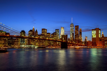 Fototapeta na wymiar New york city Brooklyn bridge - downtown at night