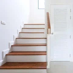 Fototapete Treppen innen zeitgenössisches weißes modernes Haus mit Holztreppe und PVC-Tür
