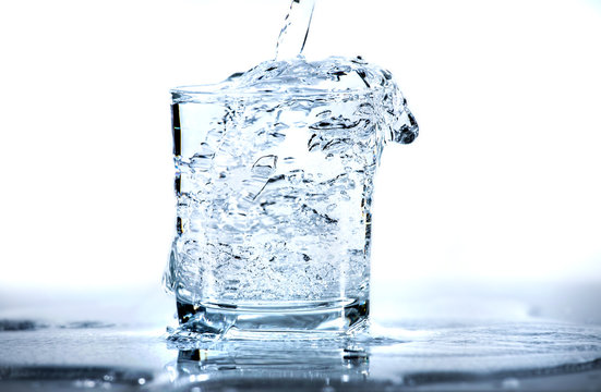 Mineralwasser wird in ein Glas eingegossen
