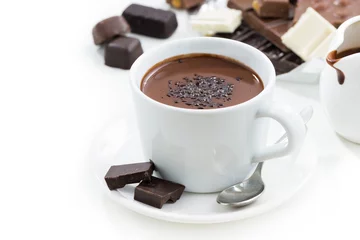 Foto op Plexiglas warme chocolademelk op een witte tafel © cook_inspire