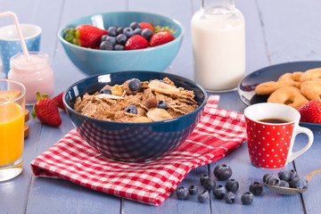 Breakfast with wholegrain cereals.