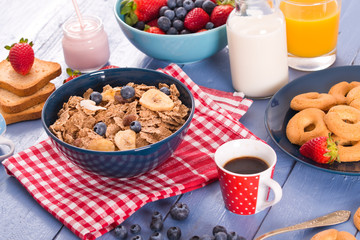Breakfast with wholegrain cereals.