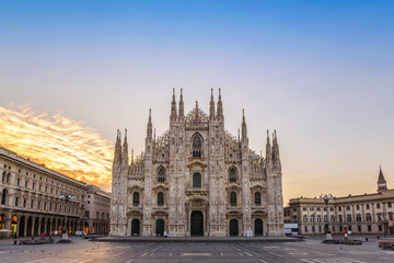 Fototapeta premium Katedra w Mediolanie (Milan Duomo) o wschodzie słońca, Mediolan (Mediolan), Włochy