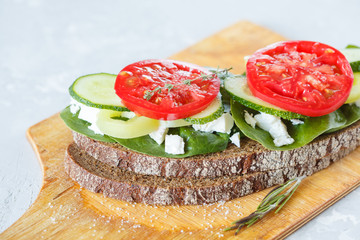 Sandwich with feta and vegetables.