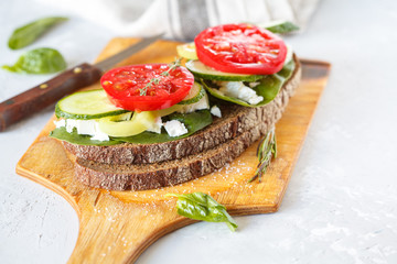 Sandwich with feta and vegetables.