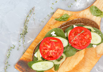 Sandwich with feta and vegetables.