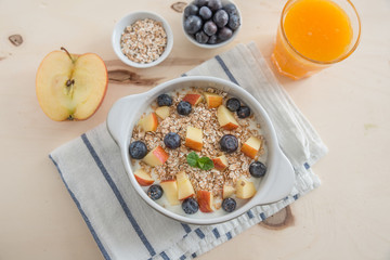 Joghurt mit Müsli und Beeren 