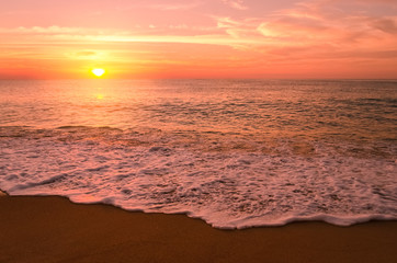 Obraz premium Tropical beach with smooth wave and sunset sky abstract background.