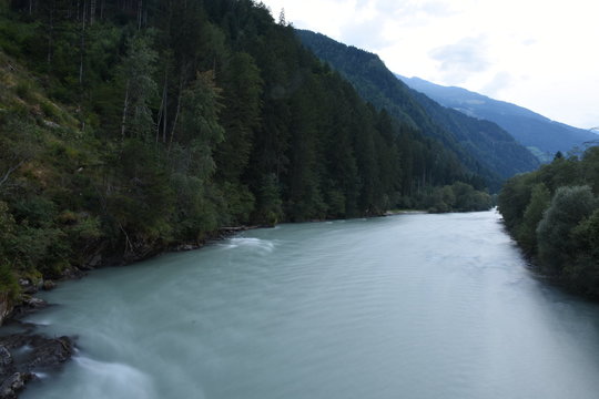 Isel, Fluss, Osttirol, Lienz, Iseltal, Wasser, flie&szlig;en, Wellen, Strudel, Schaum, spritzen, Leben, Wald, Ufer, Stein