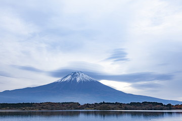 富士山と雲、静岡県富士宮市田貫湖にて