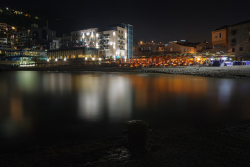Obraz premium restaurant on the beach in the night