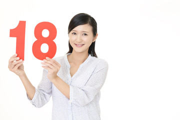 数字を持つ女性