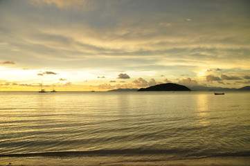 Obraz premium Island and sea in the sunset